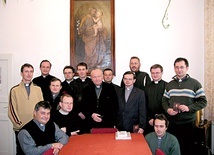 Kapłani z rocznika święceń 1994 z wizytą we Lwowie w 2004 r. u kard. Jaworskiego  (na zdjęciu w środku;  po jego prawej stronie nasz rozmówca).