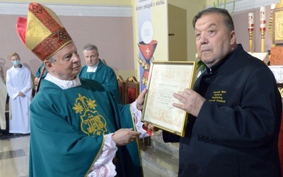 Bp Henryk Tomasik dziękował Januszowi Koziełowi za realizowanie tak potrzebnej dzisiaj Kościołowi współpracy wiernych świeckich z duszpasterzami.