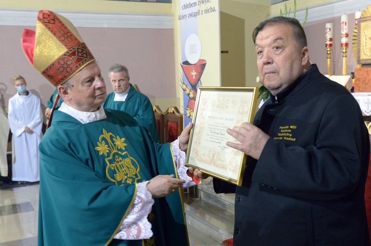 Bp Henryk Tomasik dziękował Januszowi Koziełowi za realizowanie tak potrzebnej dzisiaj Kościołowi współpracy wiernych świeckich z duszpasterzami.