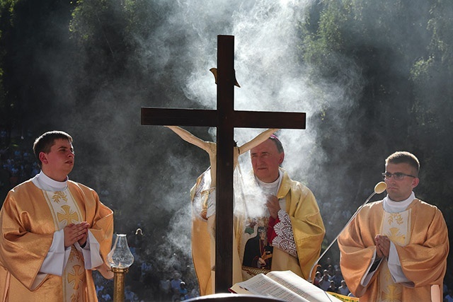 – Szukających przebaczenia i umocnienia w wierze Maryja prowadzi do Jezusa – mówił bp Andrzej Jeż.