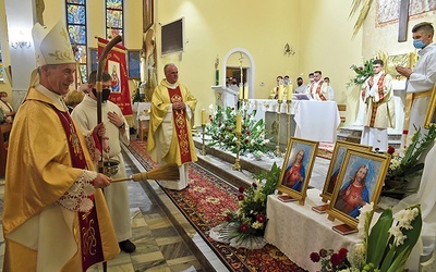 Biskup Salaterski poświęcił sztandar arcybractwa i wizerunki, które odwiedzą domy parafian.