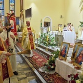 Biskup Salaterski poświęcił sztandar arcybractwa i wizerunki, które odwiedzą domy parafian.