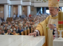 Bp Henryk Tomasik dokonuje namaszczenia ołtarza, serca świątyni, miejsca, gdzie będą sprawowane są Msze św.