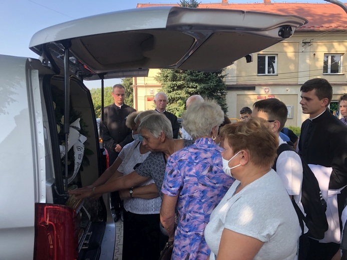 Ostatnie pożegnanie śp. ks. Edwarda Brączka w Bulowicach