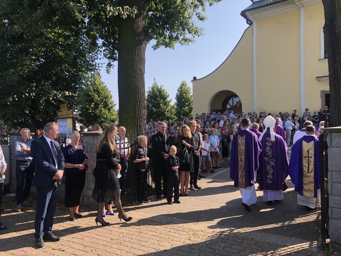 Ostatnie pożegnanie śp. ks. Edwarda Brączka w Bulowicach