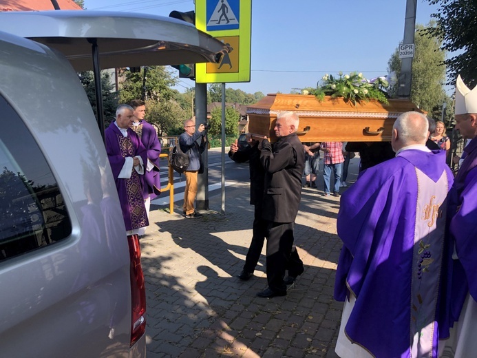 Ostatnie pożegnanie śp. ks. Edwarda Brączka w Bulowicach