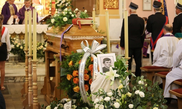 Pogrzebowej Mszy św. przewodniczył bp Roman Pindel.