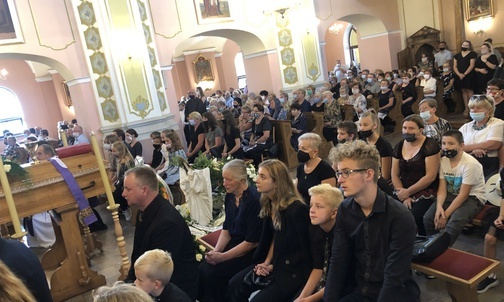 W świątyni i wokół niej zgromadziły się rzesze parafian, wśród nich wiele dzieci, które katechizował ks. Edward.
