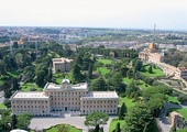 Dziś Watykan to najmniejsze państwo świata – o powierzchni tylko 49 ha. Na zdjęciu w centrum widoczny Pałac Gubernatoratu, czyli urzędu zarządzającego w imieniu papieża Państwem Watykańskim.