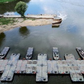 Wybudowany przez żołnierzy most pontonowy będzie podtrzymywać rurociąg odprowadzający ścieki do oczyszczalni „Czajka”, gdzie po raz kolejny doszło do awarii.