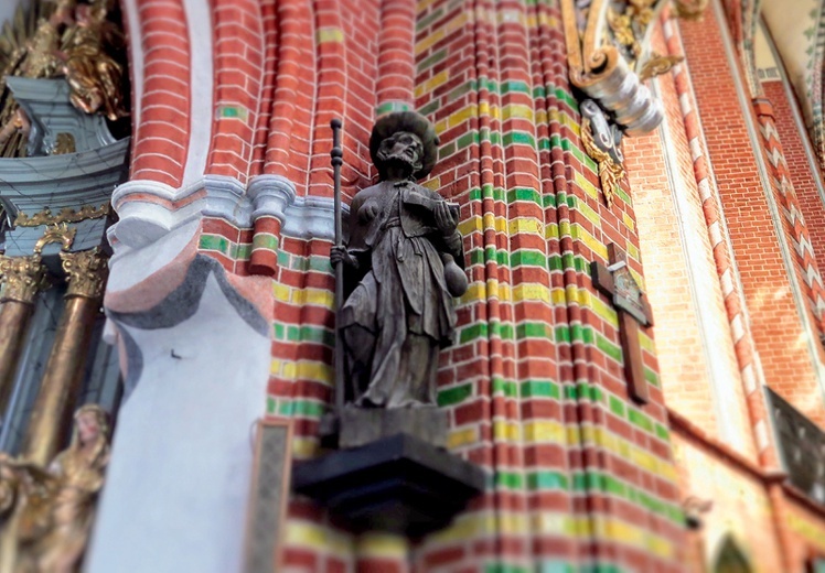 Figura św. Jakuba w poświęconym mu kościele w Toruniu, na polskim odcinku Drogi św. Jakuba.
