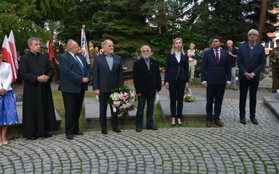 Apel przed Pomnikiem Katyńskim.