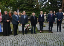 Apel przed Pomnikiem Katyńskim.