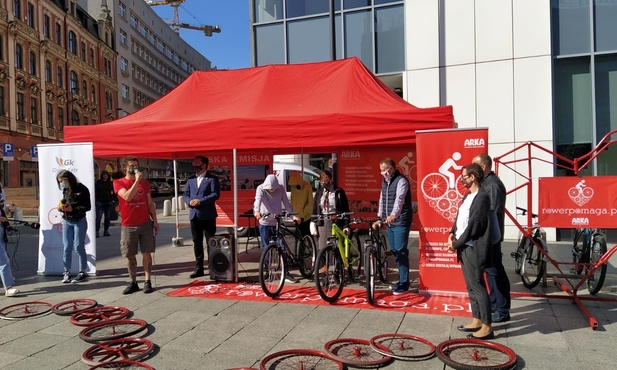 Katowice. Trwa akcja "Rower pomaga". Rowery trafiają do dzieci