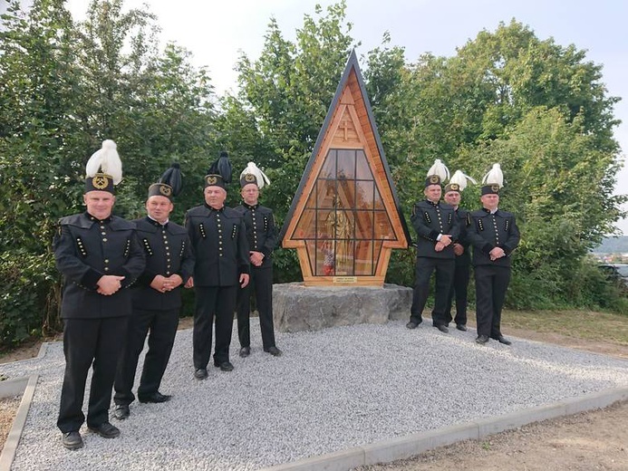 Baćkowice. Górnicy postawili kapliczkę patronce 