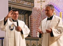 Ks. Piotr Wiecki (z lewej) jest następcą ks. Krzysztofa Nowaka (z prawej) w roli diecezjalnego duszpasterza młodzieży.