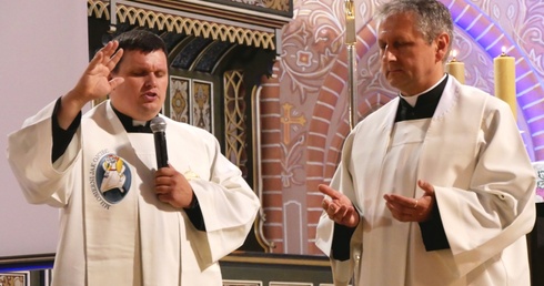 Ks. Piotr Wiecki (z lewej) jest następcą ks. Krzysztofa Nowaka (z prawej) w roli diecezjalnego duszpasterza młodzieży.
