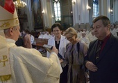 Dokumenty synodalne odbierają katecheci reprezentujący wiernych świeckich.