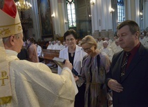 Dokumenty synodalne odbierają katecheci reprezentujący wiernych świeckich.