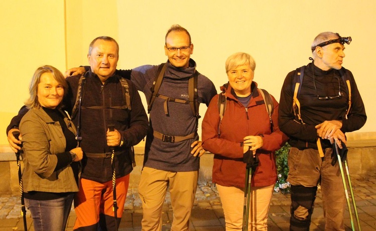 Dorota i Rafał Janoszowie, Adam Karamański oraz Teresa i Andrzej Goszczyccy z Andrychowa przed rozpoczęciem EDK.