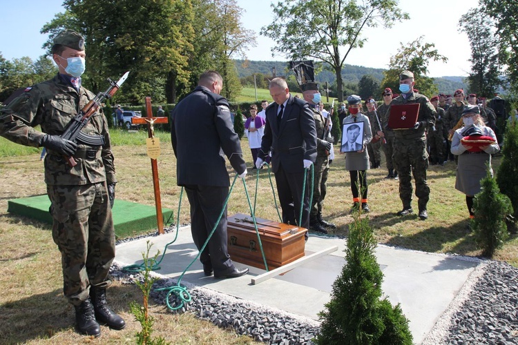 Pogrzeb ppor. Mieczysława Kozłowskiego - Żołnierza Niezłomnego - w Rzykach