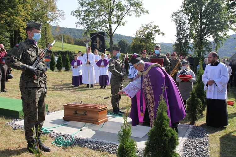 Pogrzeb ppor. Mieczysława Kozłowskiego - Żołnierza Niezłomnego - w Rzykach