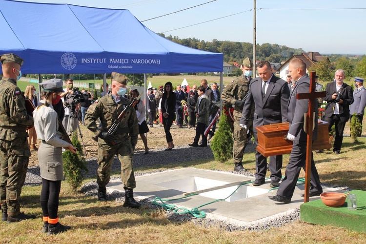 Pogrzeb ppor. Mieczysława Kozłowskiego - Żołnierza Niezłomnego - w Rzykach