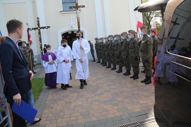 Pogrzeb ppor. Mieczysława Kozłowskiego - Żołnierza Niezłomnego - w Rzykach