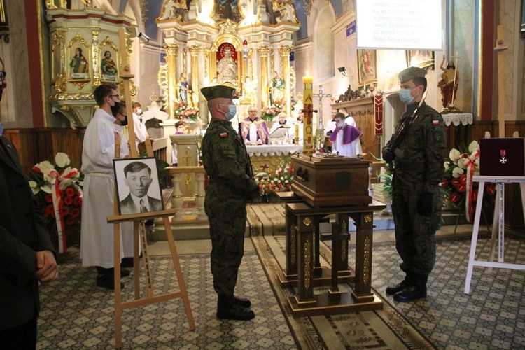 Pogrzeb ppor. Mieczysława Kozłowskiego - Żołnierza Niezłomnego - w Rzykach