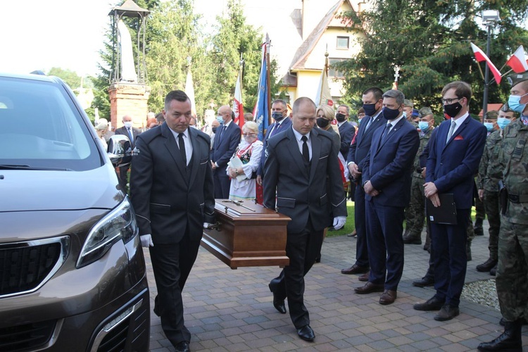 Pogrzeb ppor. Mieczysława Kozłowskiego - Żołnierza Niezłomnego - w Rzykach