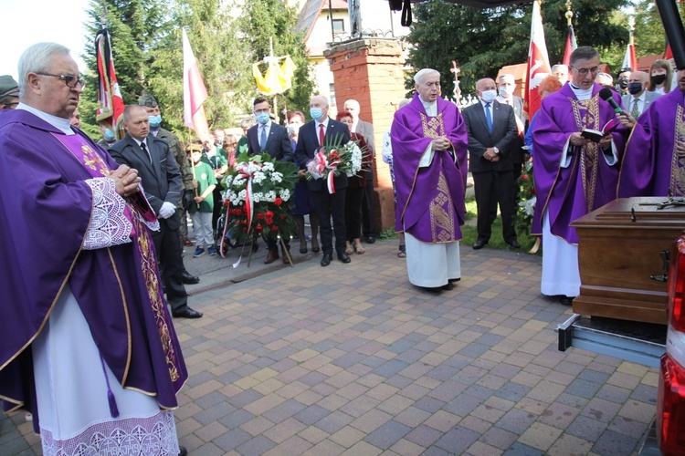 Pogrzeb ppor. Mieczysława Kozłowskiego - Żołnierza Niezłomnego - w Rzykach