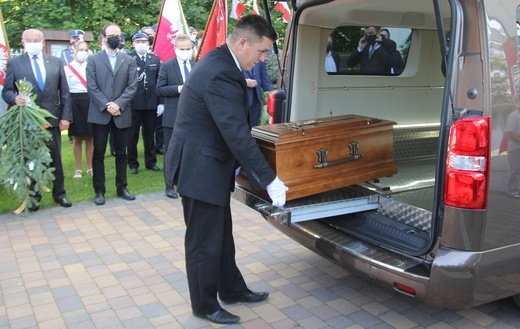 Pogrzeb ppor. Mieczysława Kozłowskiego - Żołnierza Niezłomnego - w Rzykach