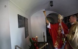 Moment pokropienia tablicy z okazji 10. rocznicy beatyfikacji niemieckiego kapłana.