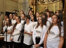 Oprawę muzyczną przygotowała schola wolontariuszy. 