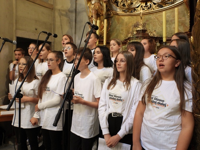 Oprawę muzyczną przygotowała schola wolontariuszy. 