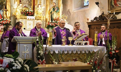 Ks. prałat Stanisław Kozieł przewodniczył Mszy św. pogrzebowej ppor. Mieczysława Kozłowskiego.