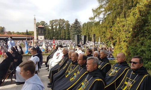 Kard. Dziwisz: Przez znak krzyża nikogo nie wykluczamy