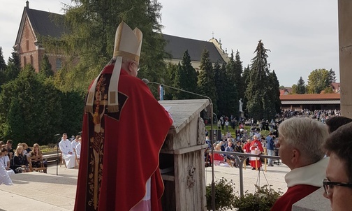 Kard. Dziwisz: Przez znak krzyża nikogo nie wykluczamy