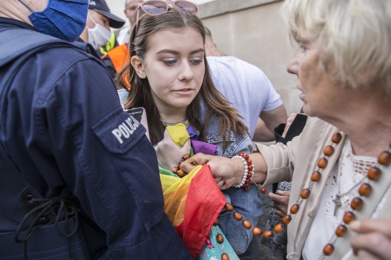 Znowu chcieli zawiesić tęczową flagę na pomniku Chrystusa