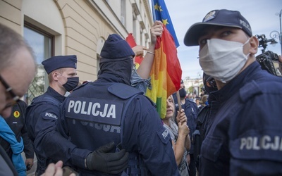 Znowu chcieli zawiesić tęczową flagę na pomniku Chrystusa