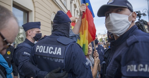 Znowu chcieli zawiesić tęczową flagę na pomniku Chrystusa