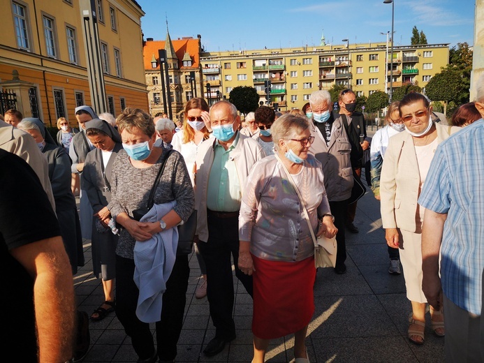 Procesja z relikwiami świętych ulicami Wrocławia