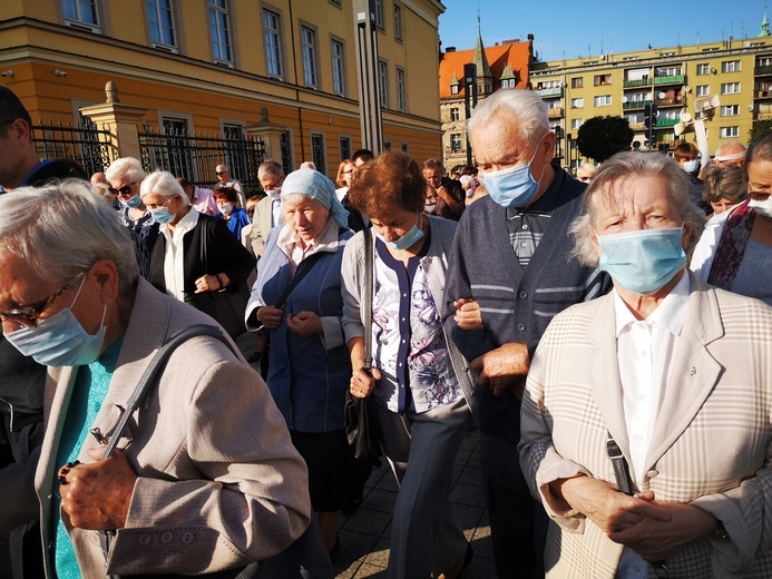 Procesja z relikwiami świętych ulicami Wrocławia