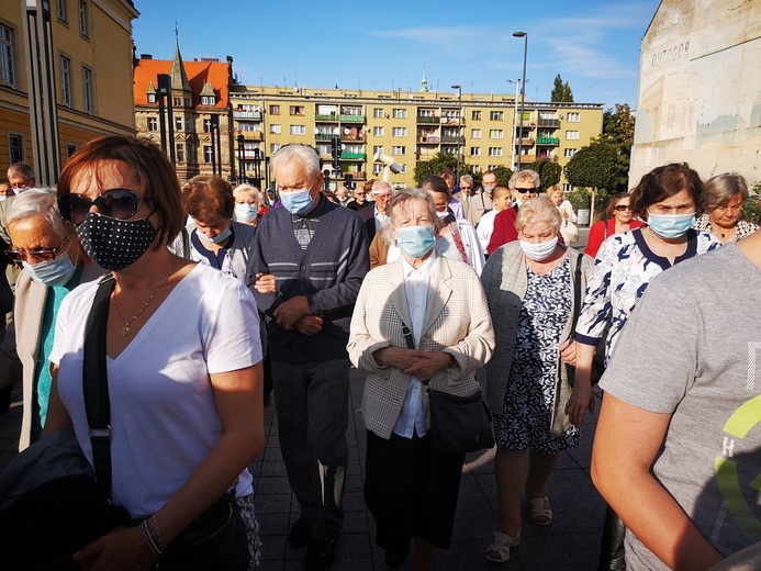 Procesja z relikwiami świętych ulicami Wrocławia