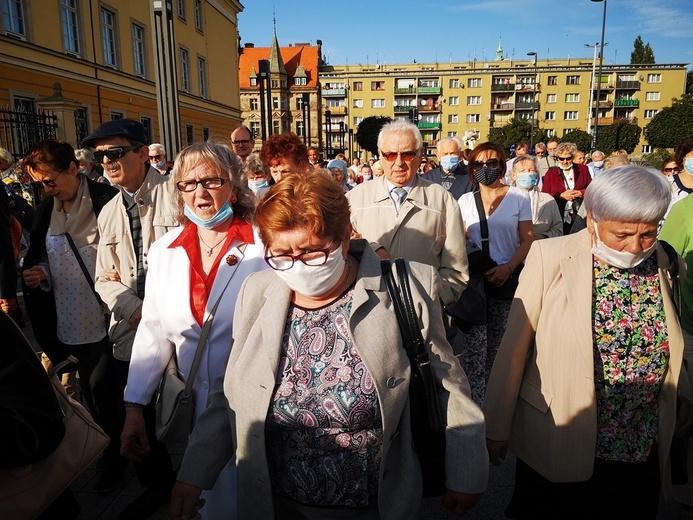 Procesja z relikwiami świętych ulicami Wrocławia