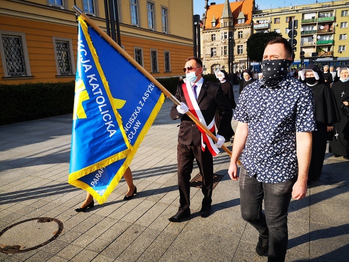 Procesja z relikwiami świętych ulicami Wrocławia