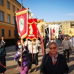 Procesja z relikwiami świętych ulicami Wrocławia