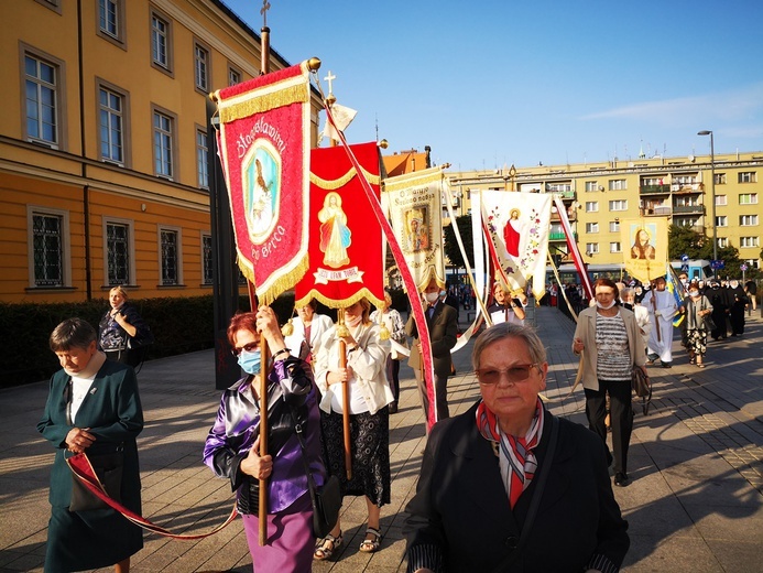 Procesja z relikwiami świętych ulicami Wrocławia