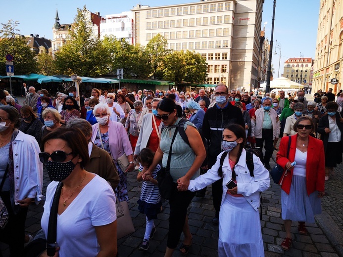 Procesja z relikwiami świętych ulicami Wrocławia