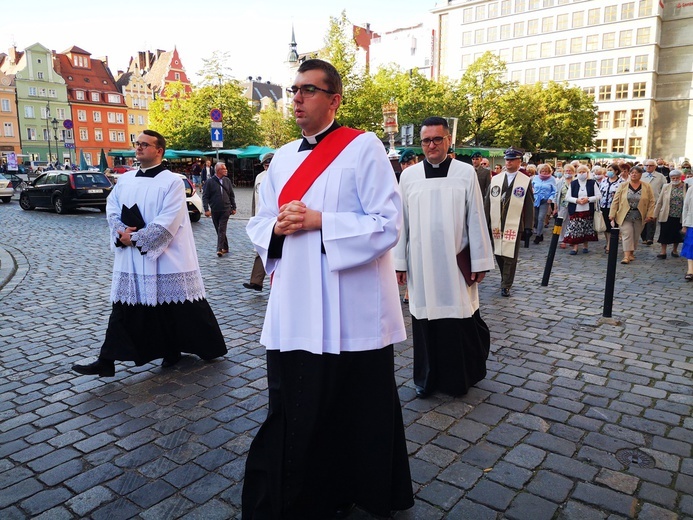 Procesja z relikwiami świętych ulicami Wrocławia